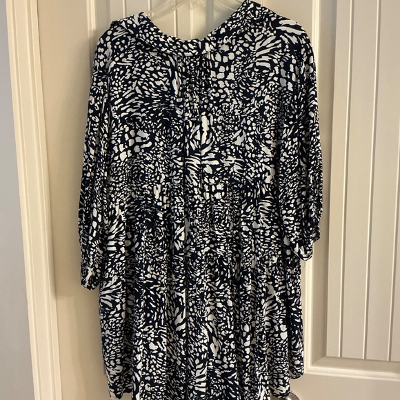 Dark Navy & White tiered boutique Short Sleeved Top. 100% Rayon, Medium - Picture 3 of 4